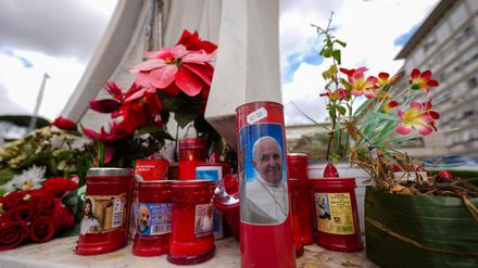 Vor dem Gemelli-Krankenhaus im Rom sind für den erkrankten Papst Franziskus Kerzen aufgestellt.