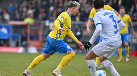 Braunschweigs Lino Tempelmann schießt das Tor zum 1:0.