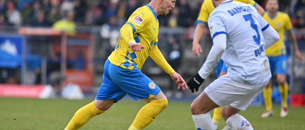 Braunschweigs Lino Tempelmann schießt das Tor zum 1:0.