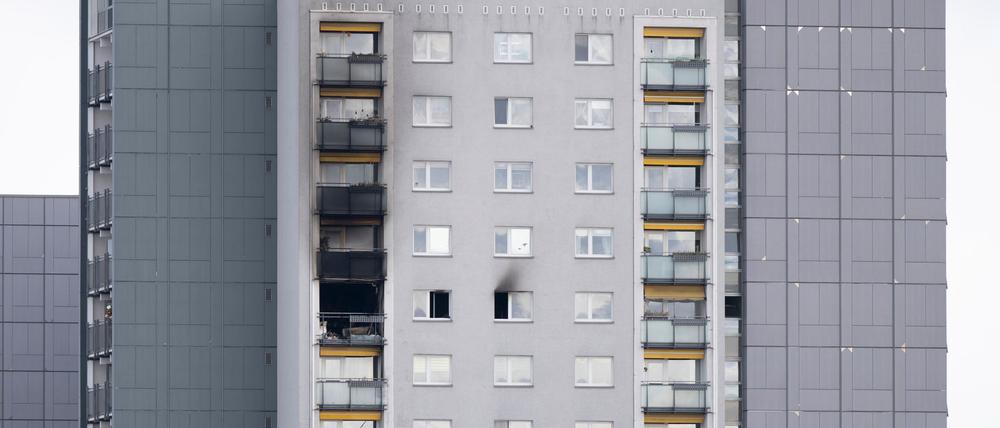Drei Menschen wurden bei einem Brand in der elften Etage eines Hochhauses verletzt - zwei von ihnen starben im Krankenhaus. 