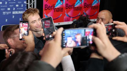 Robert Pattinson spielt den doppelten Mickey