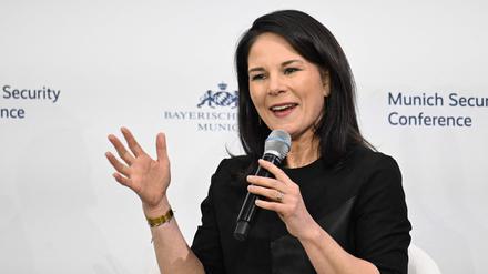 Annalena Baerbock auf dem Podium der Münchner Sicherheitskonferenz.