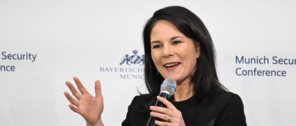 Annalena Baerbock auf dem Podium der Münchner Sicherheitskonferenz.