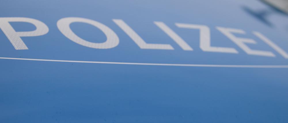  Ein Blaulicht leuchtet an einer Polizeistreife. 