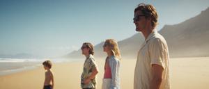 Tom (Sam Riley, vorne) lernt eine Touristenfamilie kennen, die seine Routine aus Bälleschlagen, Party und Absturz durcheinanderbringt.