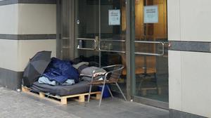 Die Fußgängerzone Wilmersdorfer Straße in Berlin-Charlottenburg im Februar 2025. Hier: Ein Obdachloser kampiert vor dem geschlossenen Karstadt-Warenhaus. 