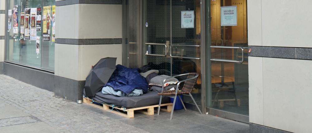 Die Fußgängerzone Wilmersdorfer Straße in Berlin-Charlottenburg im Februar 2025. Hier: Ein Obdachloser kampiert vor dem geschlossenen Karstadt-Warenhaus. 