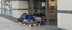 Die Fußgängerzone Wilmersdorfer Straße in Berlin-Charlottenburg im Februar 2025. Hier: Ein Obdachloser kampiert vor dem geschlossenen Karstadt-Warenhaus. 