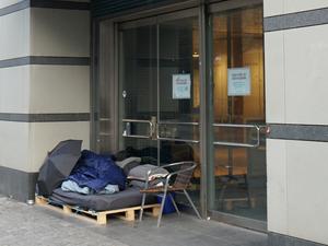 Die Fußgängerzone Wilmersdorfer Straße in Berlin-Charlottenburg im Februar 2025. Hier: Ein Obdachloser kampiert vor dem geschlossenen Karstadt-Warenhaus. 