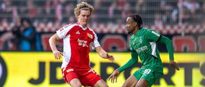 Unions Tom Rothe (links) im Zweikampf mit Gladbachs Nathan N’Goumou.