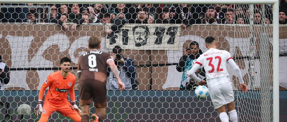 Freiburgs Vincenzo Grifo (r) scheitert vom Elfmeterpunkt.