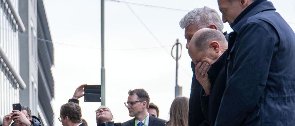 Scholz besucht den Tatort.