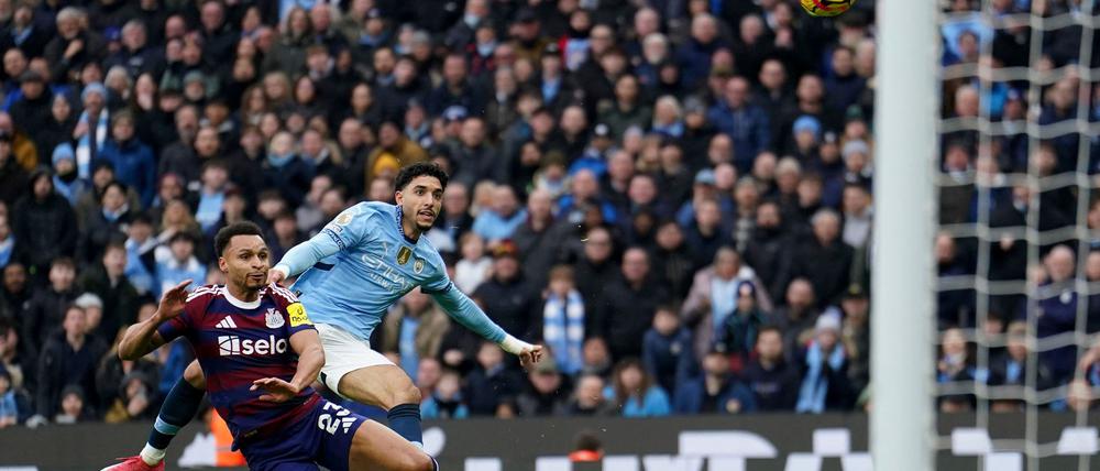 Omar Marmoush (r.) erzielte gegen Newcastle einen Hattrick.