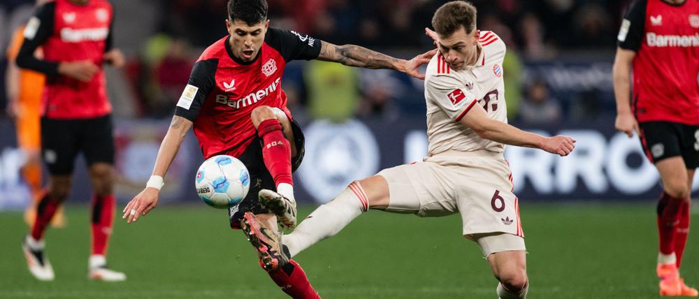 Die Bayern um Joshua Kimmich (r) erkämpfen sich ein Remis bei Bayer Leverkusen