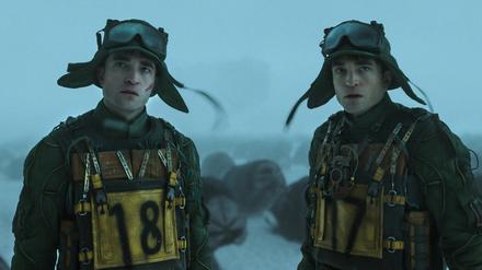 Mickey 17 (Robert Pattinson) steckt in der Bredouille. Aber für Ersatz ist schon vorgesorgt.