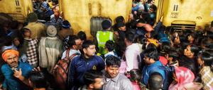 An einem Bahnhof in Neu-Delhi starben mehrere Menschen.