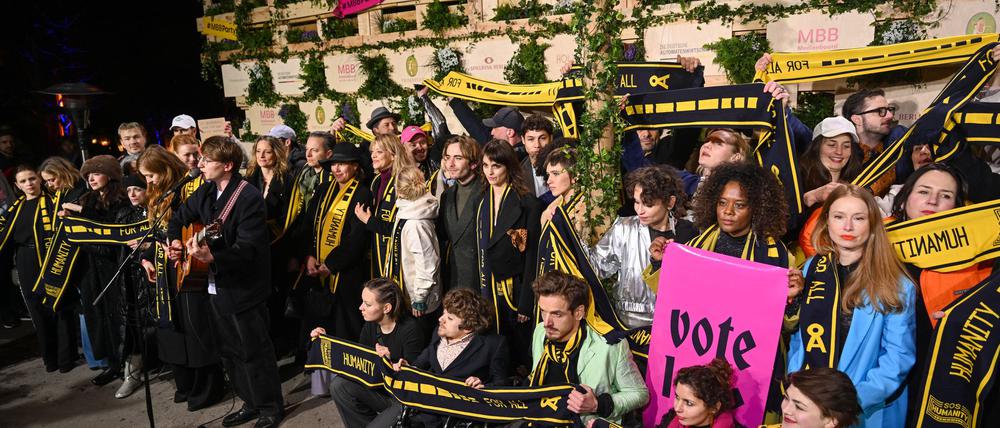 Mit Schals und Schildern haben Prominente an einer Protestaktion von SOS Humanity teilgenommen.