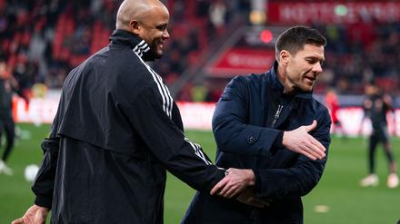 Leverkusen-Coach Alonso will seinem Kollegen Vincent Kompany noch nicht zum Titel gratulieren. 
