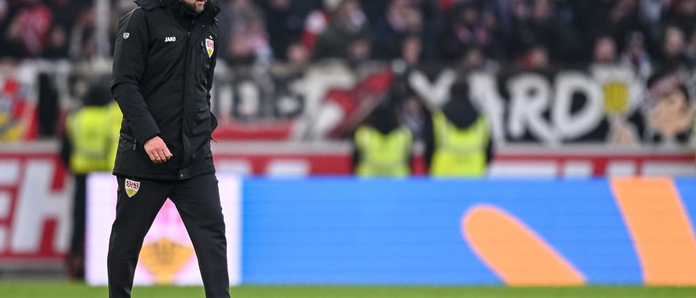 Sebastian Hoeneß verlässt geknickt den Platz.