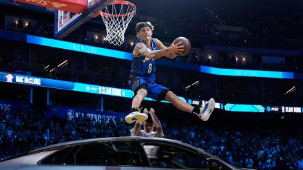 Mac McClung springt beim Slam-Dunk-Wettbewerb über Mensch und Auto.