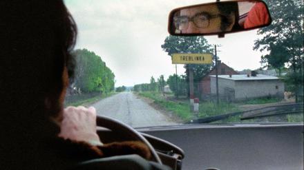 Claude Lanzmann am Ortseingang von Treblinka im Juli 1978 in „Je n·avais que le néant – ,Shoah’ par Lanzmann“.