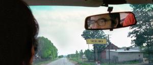 Claude Lanzmann am Ortseingang von Treblinka im Juli 1978 in „Je n·avais que le néant – ,Shoah’ par Lanzmann“.