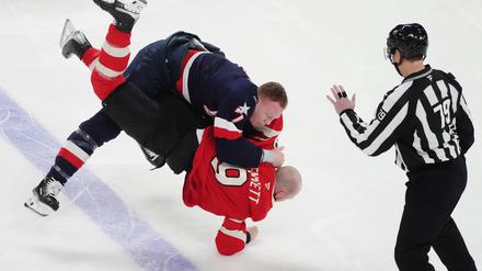 US-Nationalspieler Brady Tkachuk (oben) lieferte sich eine der drei Prügeleien zum Start des Duells mit Kanada.