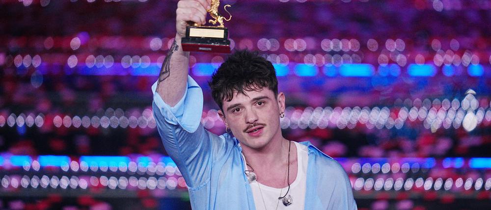 Der Italo-Popper Olly hat die 75. Ausgabe von Sanremo gewonnen.