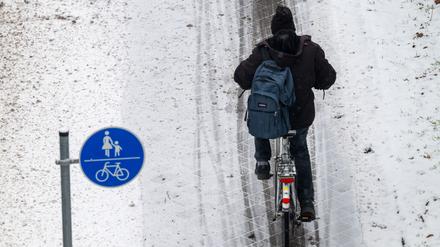Die Bürgerinnen und Bürger in Brandenburg und Berlin müssen weiter mit Schnee, Glätte und Frost rechnen. 