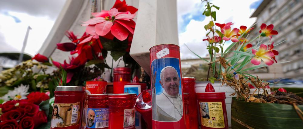 Vor dem Gemelli-Krankenhaus im Rom sind für den erkrankten Papst Franziskus Kerzen aufgestellt.