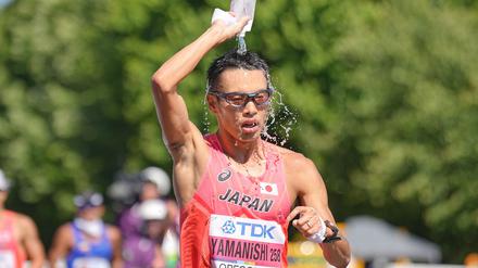Toshikazu Yamanishi hat den Weltrekord im Straßengehen über die 20 Kilometer geknackt.
