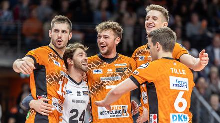 Berlins Moritz Reichert (l-r), Libero Kyle Dagostino, Simon Plaskie, Florian Krage und Johannes Tille jubeln nach Satzgewinn.