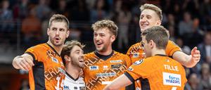 Berlins Moritz Reichert (l-r), Libero Kyle Dagostino, Simon Plaskie, Florian Krage und Johannes Tille jubeln nach Satzgewinn.