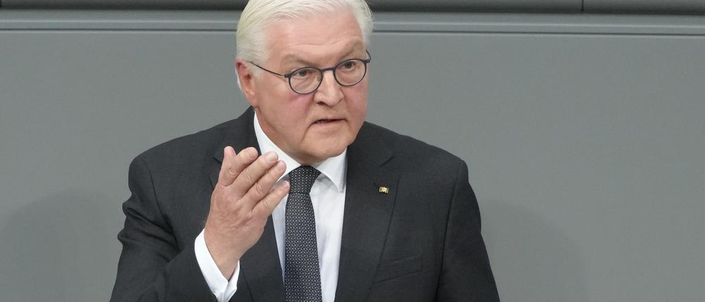 Bundespräsident Frank-Walter Steinmeier steht am Rednerpult des Bundestages.