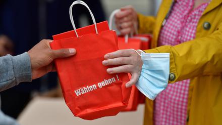 Eine Frau soll in Berlin-Lichtenberg Wahlhelfer der Partei Die Linke angegriffen haben. (Symbolbild)