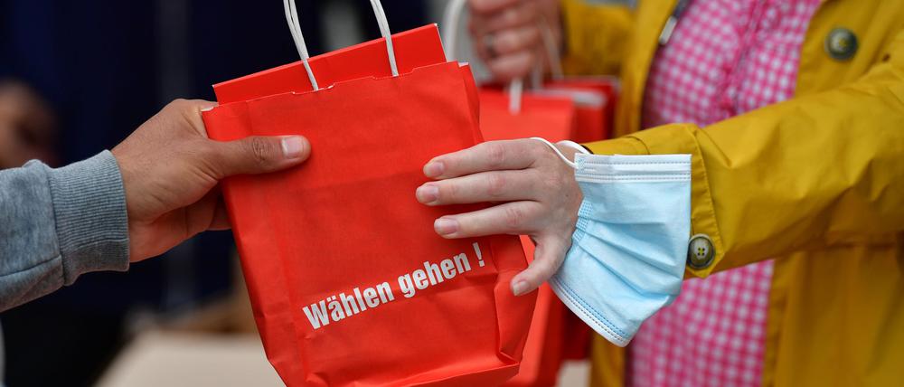 Eine Frau soll in Berlin-Lichtenberg Wahlhelfer der Partei Die Linke angegriffen haben. (Symbolbild)