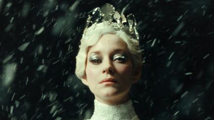 Filmdiva Cristina (Marion Cotillard) spielt in „The Ice Tower“ die tyrannische Schneekönigin.
