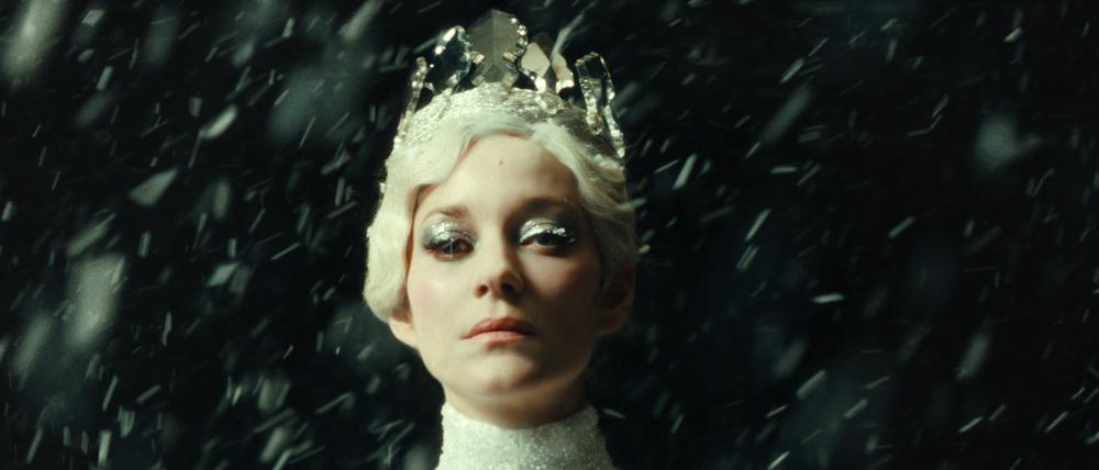 Filmdiva Cristina (Marion Cotillard) spielt in „The Ice Tower“ die tyrannische Schneekönigin.