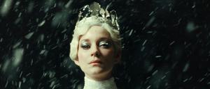 Filmdiva Cristina (Marion Cotillard) spielt in „The Ice Tower“ die tyrannische Schneekönigin.