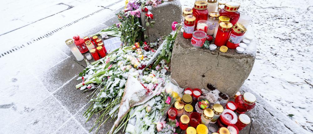 Kerzen und Blumen in der Nähe des Tatorts. 