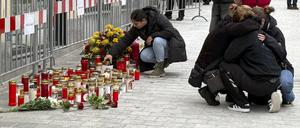 Ein Fußgänger geht in Villach, Österreich, an Kerzen am Tatort eines Messerangriffs vorbei. Ein Mann hat auf mehrere Passanten eingestochen und einen davon getötet. 