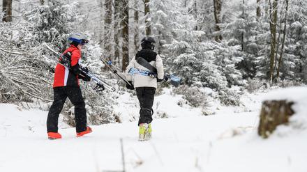 Manche nutzen das Wetter für Wintersport. 