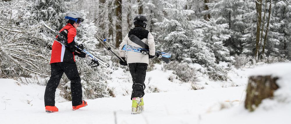 Manche nutzen das Wetter für Wintersport. 