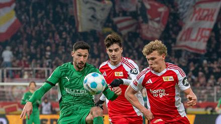 Unions Leopold Querfeld (rechts) und Diogo Leite (Mitte) standen gegen Gladbach (im Bild Tim Kleindienst) in der Dreierkette deutlich stabiler.