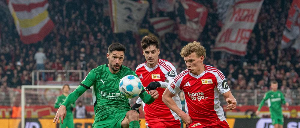 Unions Leopold Querfeld (rechts) und Diogo Leite (Mitte) standen gegen Gladbach (im Bild Tim Kleindienst) in der Dreierkette deutlich stabiler.