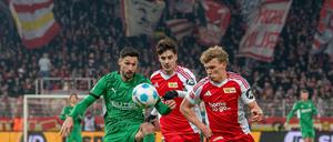 Unions Leopold Querfeld (rechts) und Diogo Leite (Mitte) standen gegen Gladbach (im Bild Tim Kleindienst) in der Dreierkette deutlich stabiler.