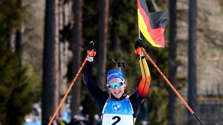 Franziska Preuß war so deutlich vorn, dass sie schon vor der Zieldurchfahrt mit der Fahne jubeln konnte.