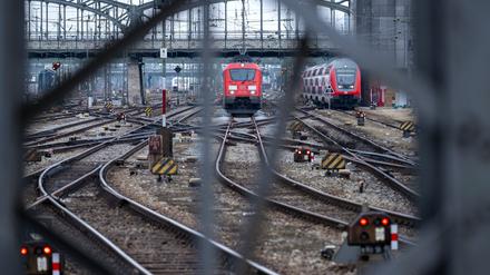 Ein Zug fährt in den Hauptbahnhof München ein. 