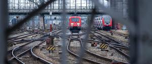 Ein Zug fährt in den Hauptbahnhof München ein. 