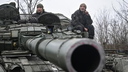 Servicemen of the tank battalion of the 128th Mountain assault Transcarpathian Brigade of the Armed Forces of Ukraine attend a training, amid Russia's attack on Ukraine, in Zaporizhzhia region, Ukraine January 28, 2025. REUTERS/Stringer